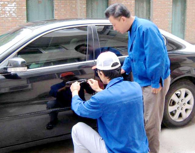 准格尔旗汽车钥匙丢在车里面怎么办?